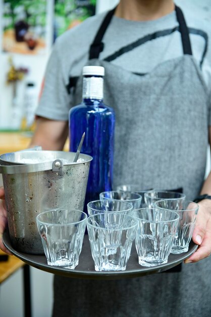 Photo midsection of man holding wine glass on table