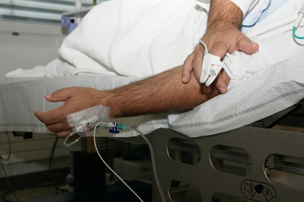 Photo midsection of man lying on bed