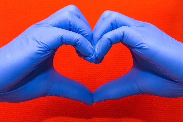 Foto sezione centrale di un uomo che fa la forma di un cuore con le mani