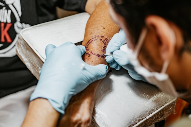 Foto sezione centrale di un uomo che fa un tatuaggio