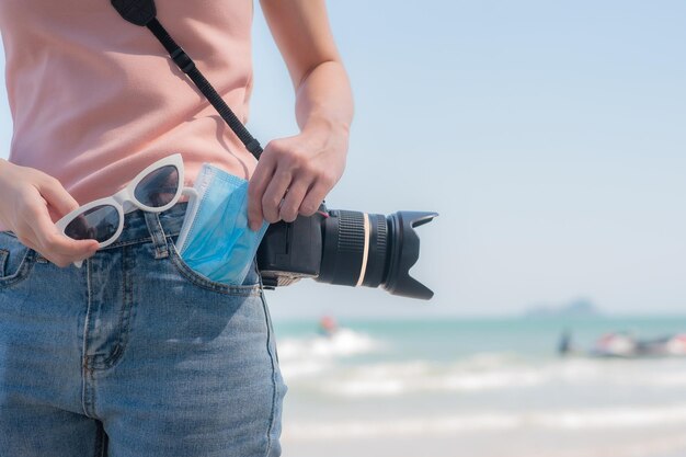 Photo midsection of man photographing sea against sky