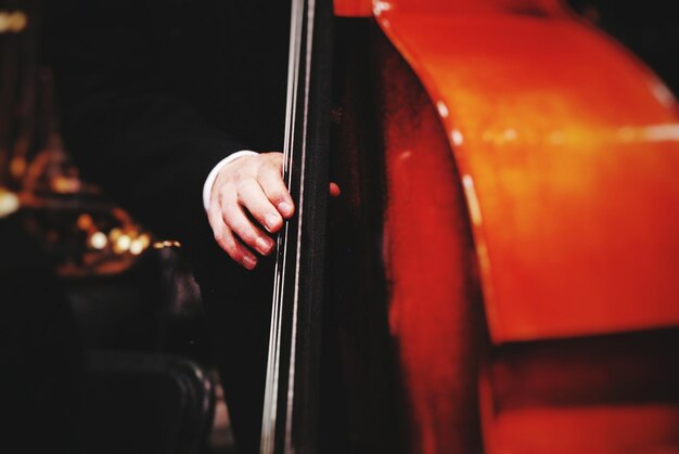 Photo midsection of man playing cello