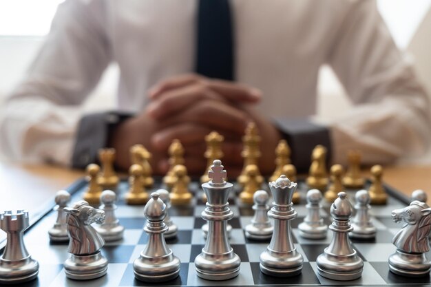 Photo midsection of man playing chess