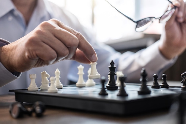 Photo midsection of man playing chess