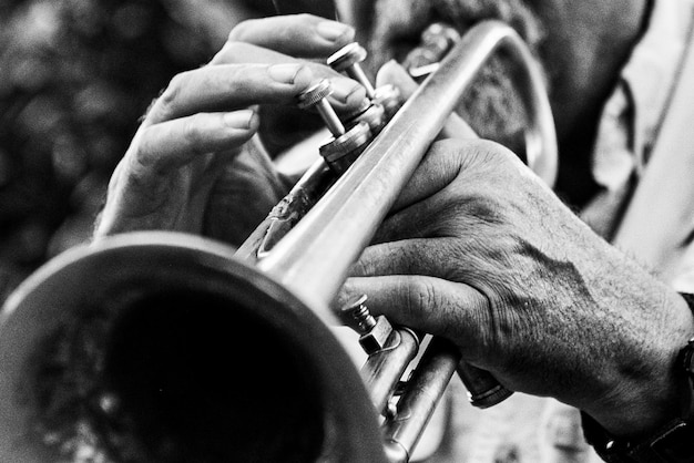 Photo midsection of man playing cornet