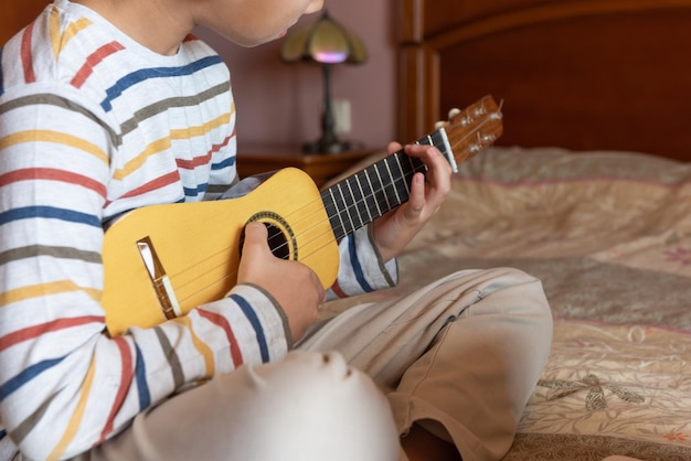 Photo midsection of man playing guitar at home