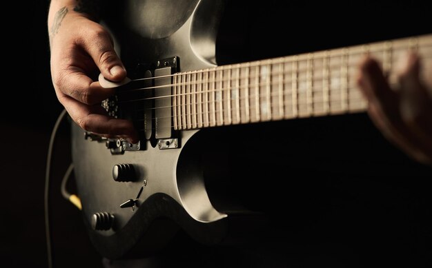 Photo midsection of man playing guitar