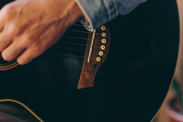 Photo midsection of man playing guitar