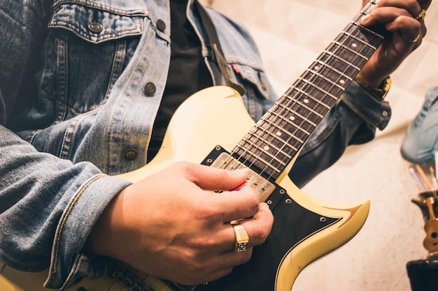 Foto sezione centrale di un uomo che suona la chitarra