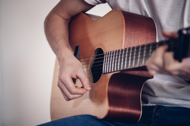 Foto sezione centrale di un uomo che suona la chitarra