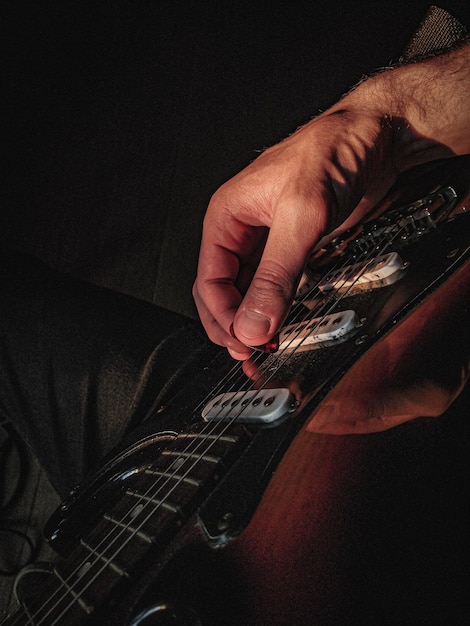 Photo midsection of man playing guitar