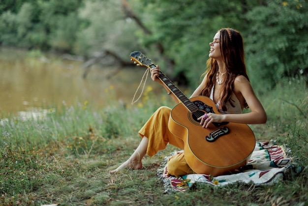 Photo midsection of man playing guitar