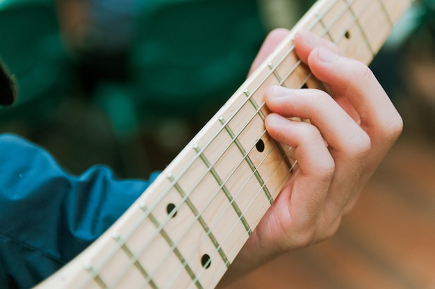 Photo midsection of man playing guitar