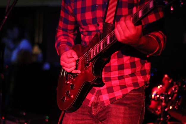 Photo midsection of man playing guitar