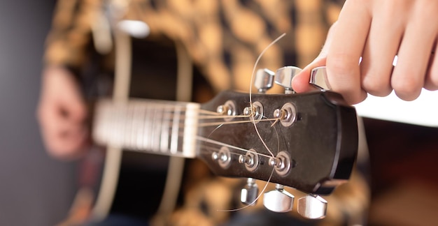 Foto sezione centrale di un uomo che suona la chitarra