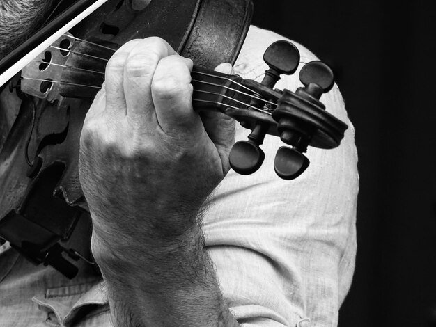 Photo midsection of man playing guitar