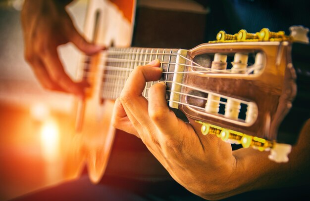 Foto sezione centrale di un uomo che suona la chitarra