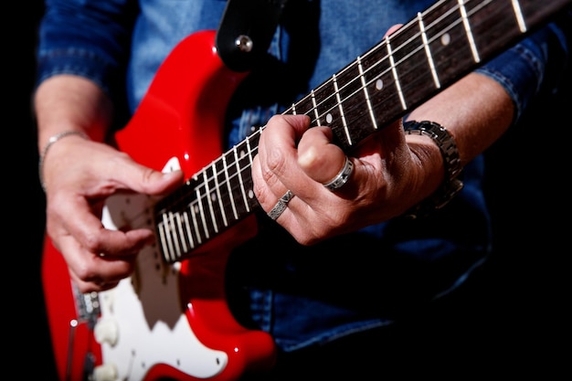 Photo midsection of man playing guitar