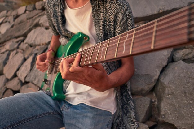 Photo midsection of man playing guitar