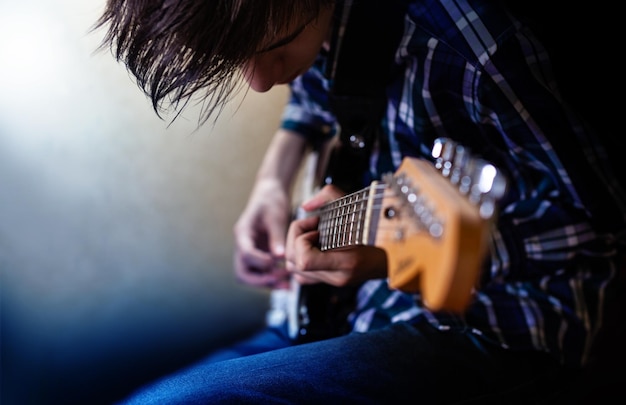 Foto sezione centrale di un uomo che suona la chitarra
