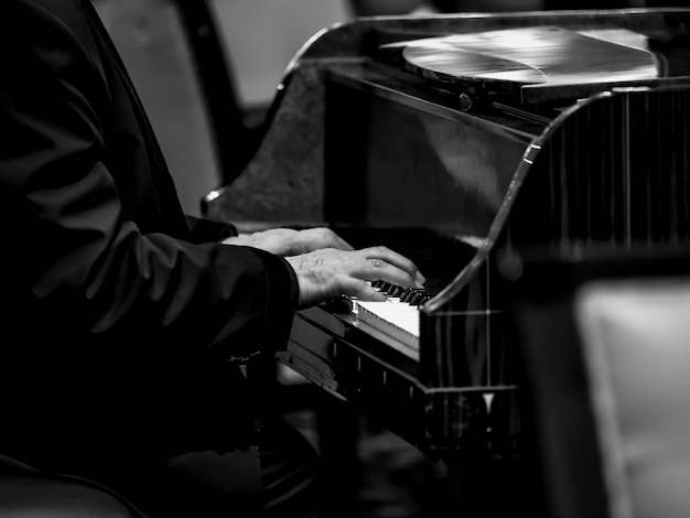 Foto sezione centrale di un uomo che suona il pianoforte