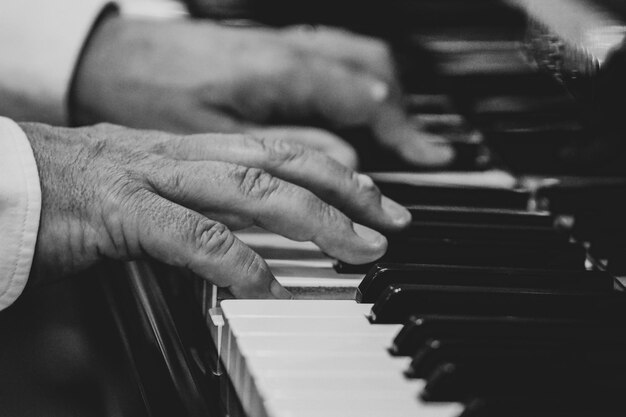 Foto sezione centrale di un uomo che suona il pianoforte