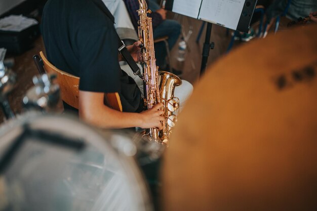 Photo midsection of man playing saxophone