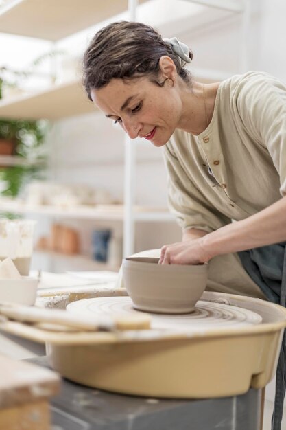 Photo midsection of man preparing food in bowl on table