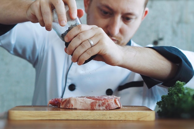 Photo midsection of man preparing food on cutting board