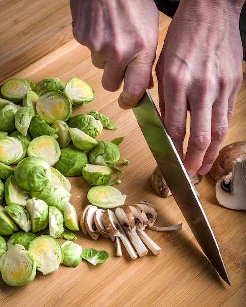 Photo midsection of man preparing food on cutting board