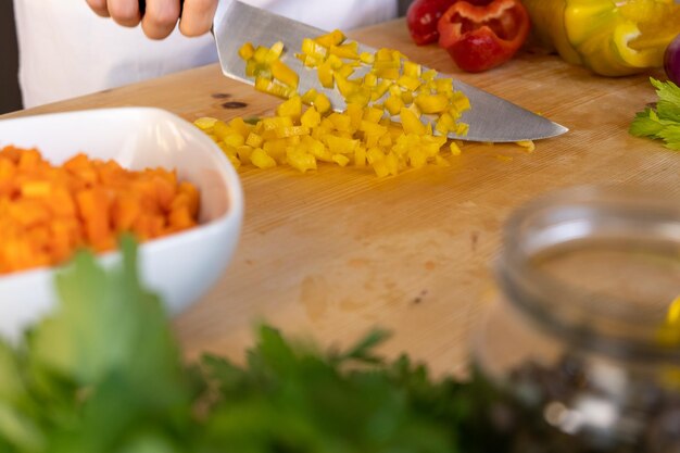 Photo midsection of man preparing food on cutting board