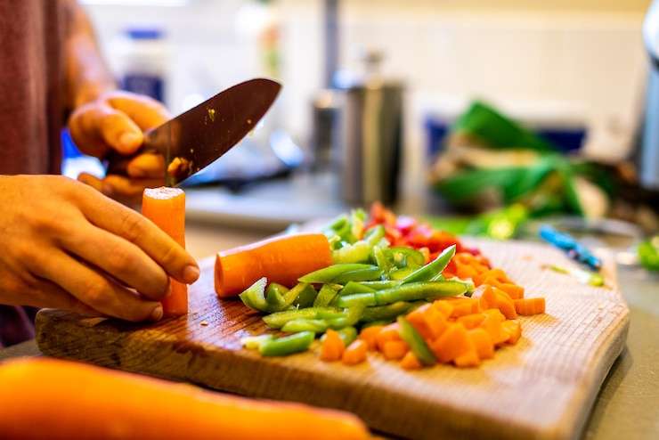Photo midsection of man preparing food on cutting board