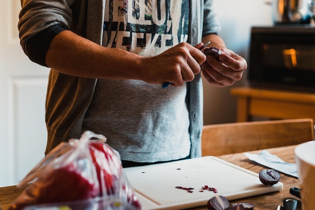 Photo midsection of man preparing food in kitchen at home