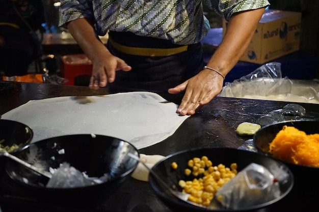 Foto sezione centrale di un uomo che prepara il cibo in cucina