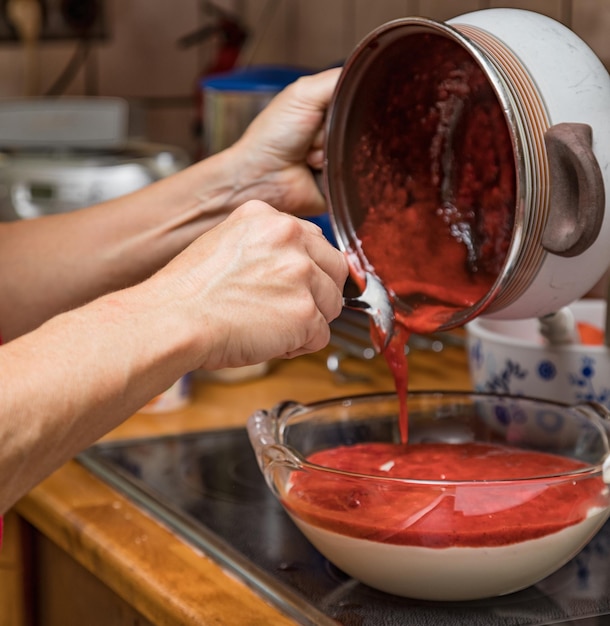 Photo midsection of man preparing food in kitchen