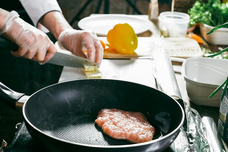 Photo キッチンで食べ物を調理している男性のミッドセクション