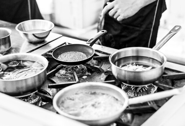 Foto sezione centrale di un uomo che prepara il cibo in cucina