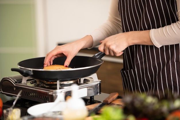 Photo midsection of man preparing food in kitchen