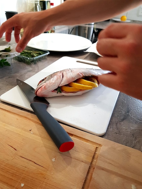 Photo midsection of man preparing food in kitchen