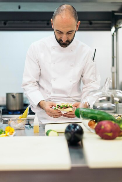 Photo midsection of man preparing food in kitchen