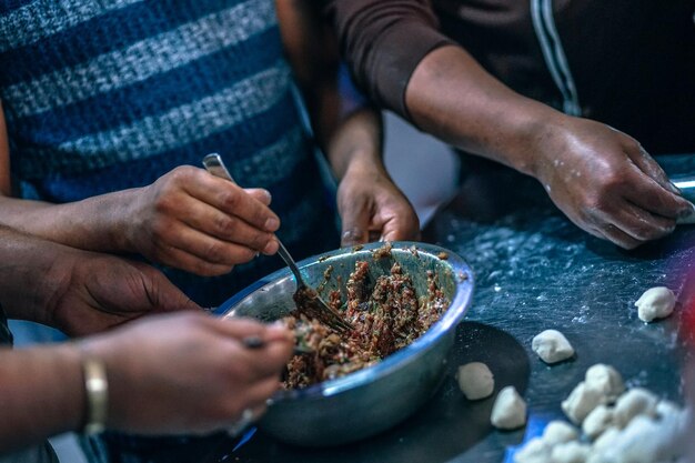 Photo midsection of man preparing food in kitchen