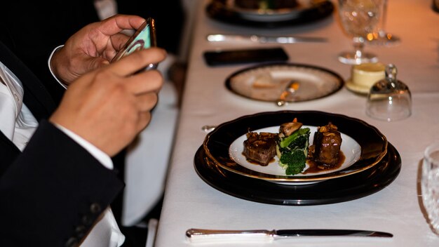 Photo midsection of man preparing food in plate