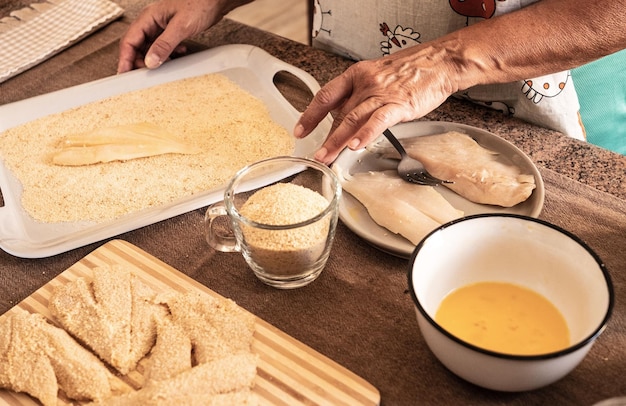 Photo midsection of man preparing food on table