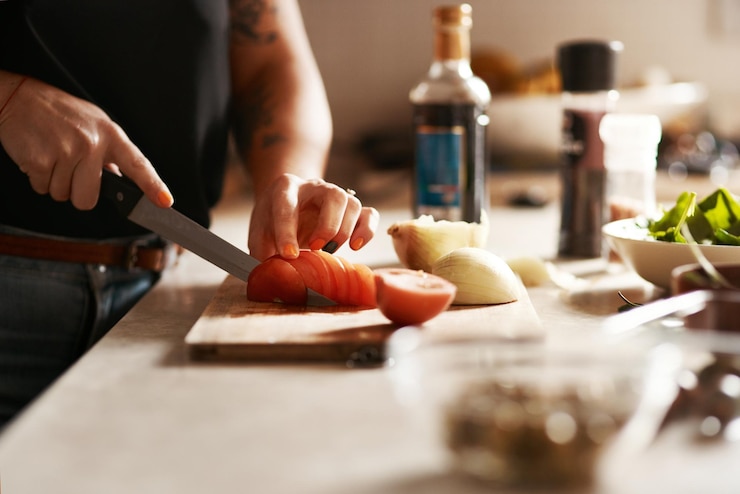 Photo midsection of man preparing food on table