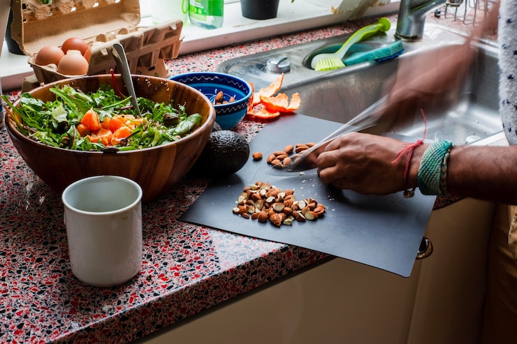 Photo midsection of man preparing food on table