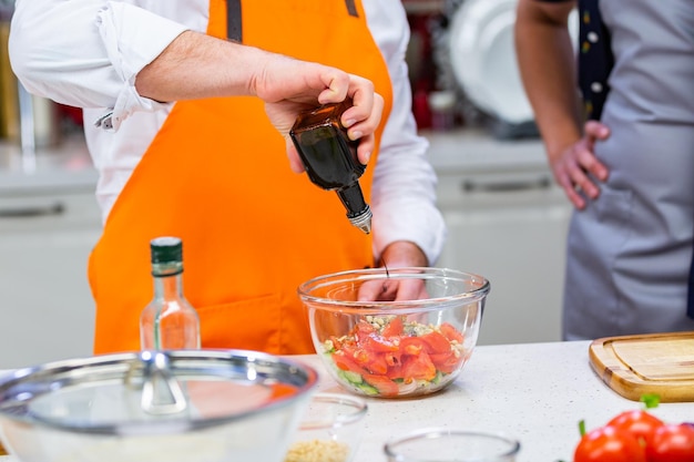 Foto sezione centrale di un uomo che prepara il cibo sul tavolo