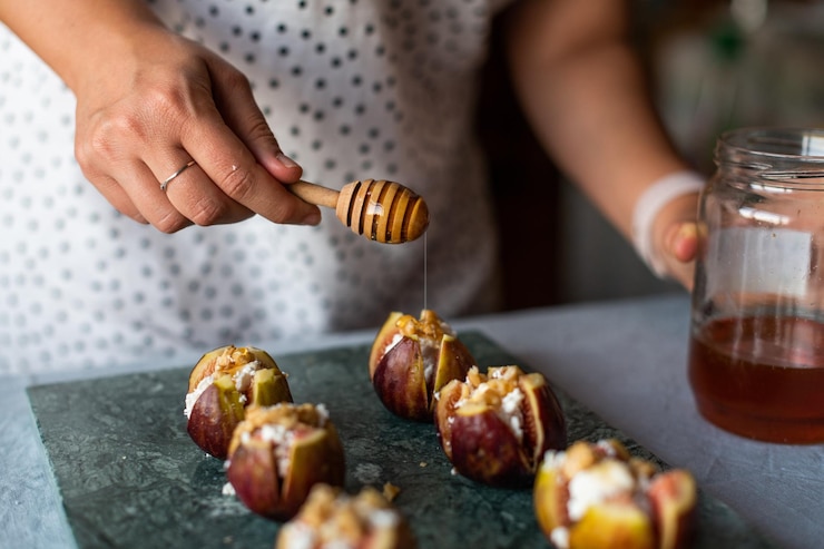 Photo midsection of man preparing food on table