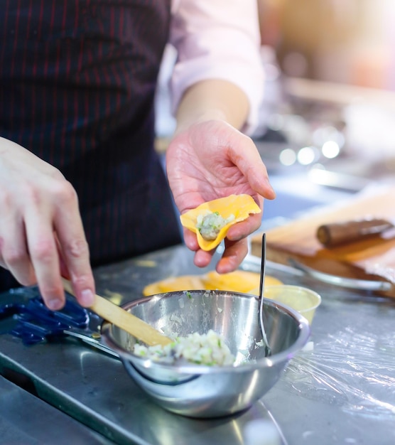 Foto sezione centrale di un uomo che prepara il cibo sul tavolo