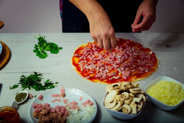 Foto sezione centrale di un uomo che prepara il cibo sulla tavola