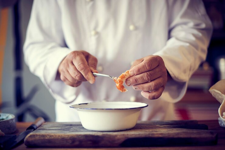 Photo 食事の準備をしている男の真ん中